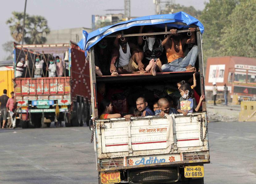 Un camión transporta trabajadores migrantes en Mumbai, India. (AP)