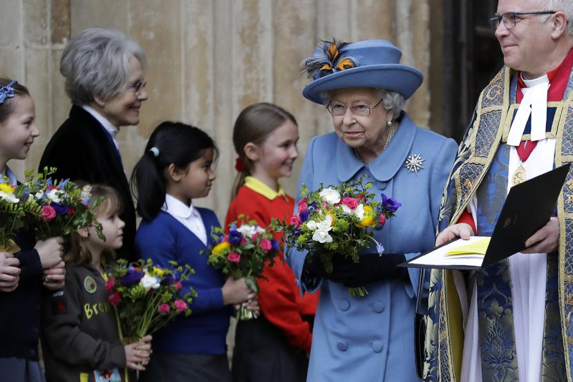 La reina Elizabeth II ha adoptado el uso de guantes como manera de protección. (Foto: AP)