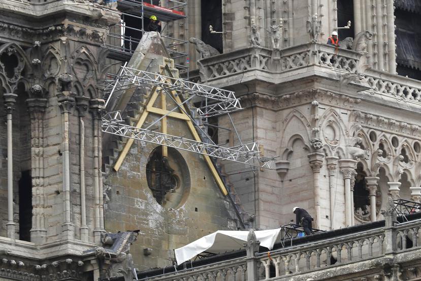 Trabajadores cubren partes de la catedral de Notre Dame, en París. (AP / Thibault Camus)