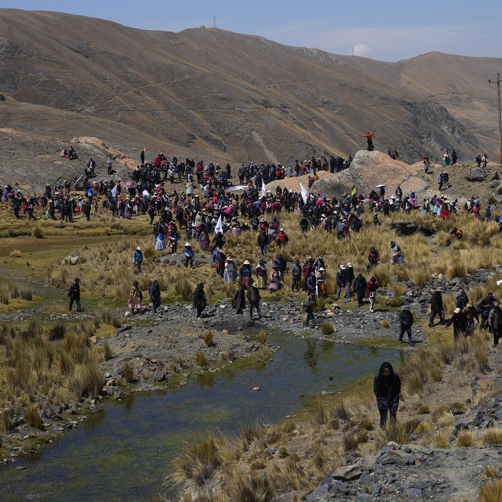 La gente reza por lluvia durante una sequía cerca de la presa Incachaca en las afueras de La Paz, Bolivia, el viernes 6 de octubre de 2023. (AP Foto/Juan Karita)