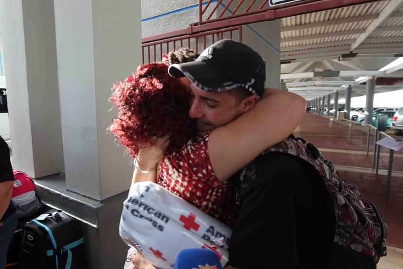 Un abrazo, con cariño, entre este par a la llegada del crucero a Puerto Rico.