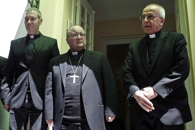 El sacerdote católico Jordi Bartolome, a la izquierda, el arzobispo Charles Scicluna, en el centro, y el nuncio papal Ivo Scapolo se paran antes de una reunión con presuntas víctimas de abusos sexuales por miembros de la iglesia en Santiago de Chile. (AP)