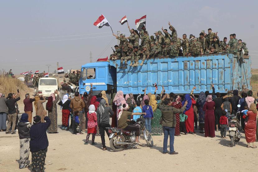 Refuerzos de las fuerzas del gobierno sirio cerca de la ciudad de Ras al-Ayn en el norte de Siria. (AP Foto)