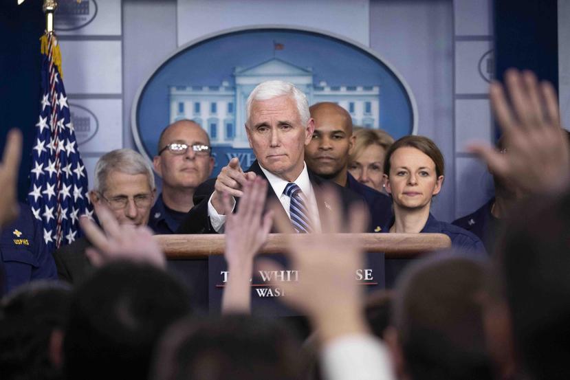 El vicepresidente Mike Pence da la palabra a un reportero durante una conferencia de prensa sobre el coronavirus en la sala de prensa en la Casa Blanca. (AP)