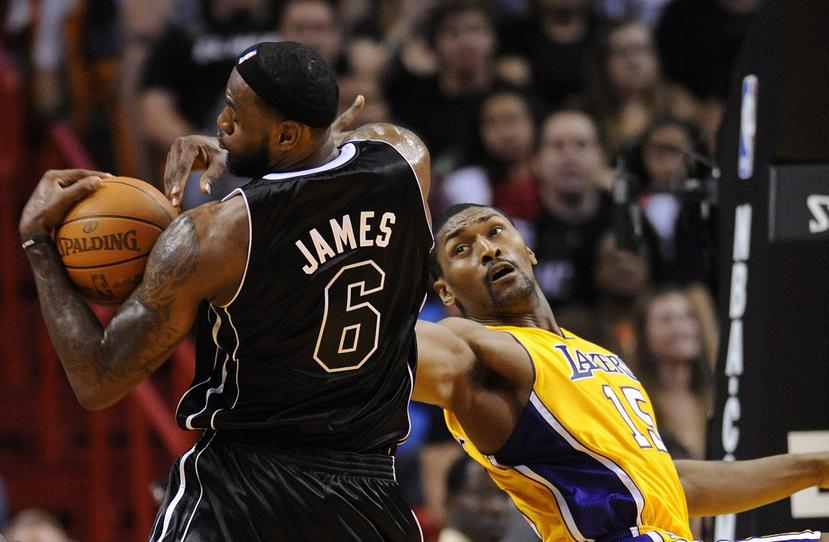 Metta World Peace, a la derecha, defiende a LeBron James durante un partido del 2012. (AP / Archivo)