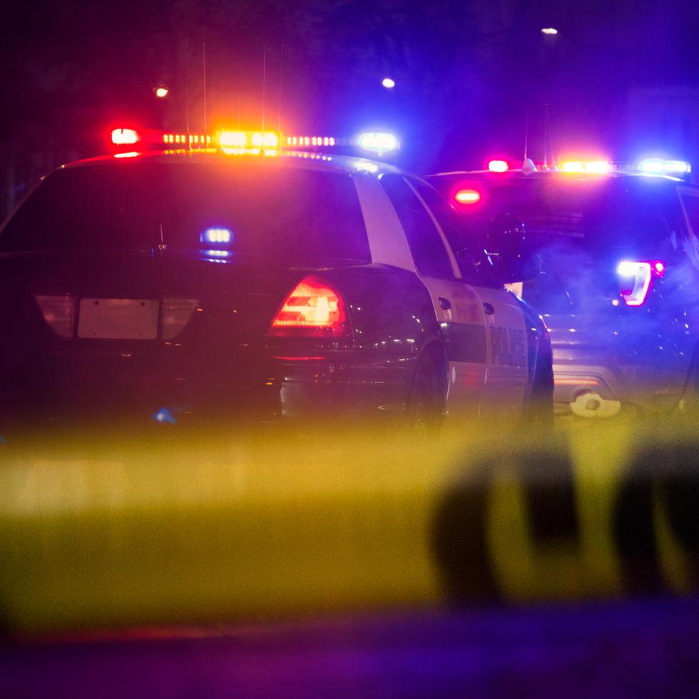 La policía llegó al lugar, en el centro de Louisville, a eso de las 3:00 a.m. y halló un hombre muerto.