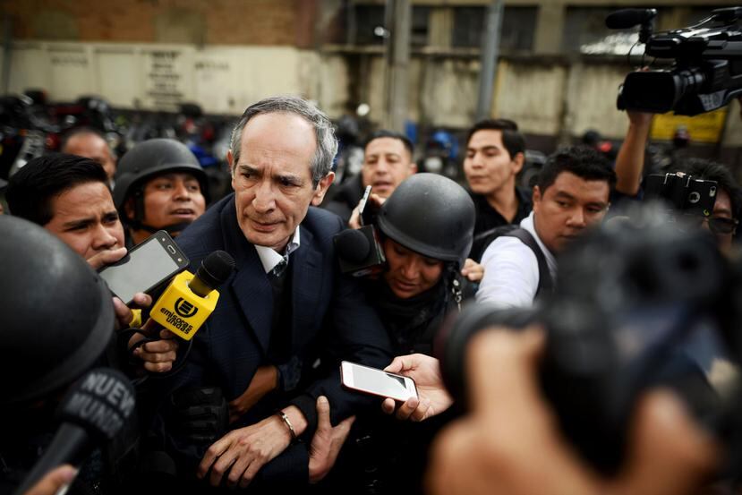 El expresidente de Guatemala Álvaro Colom camina escoltado tras ser capturado en Ciudad de Guatemala (EFE/Edwin Bercían).