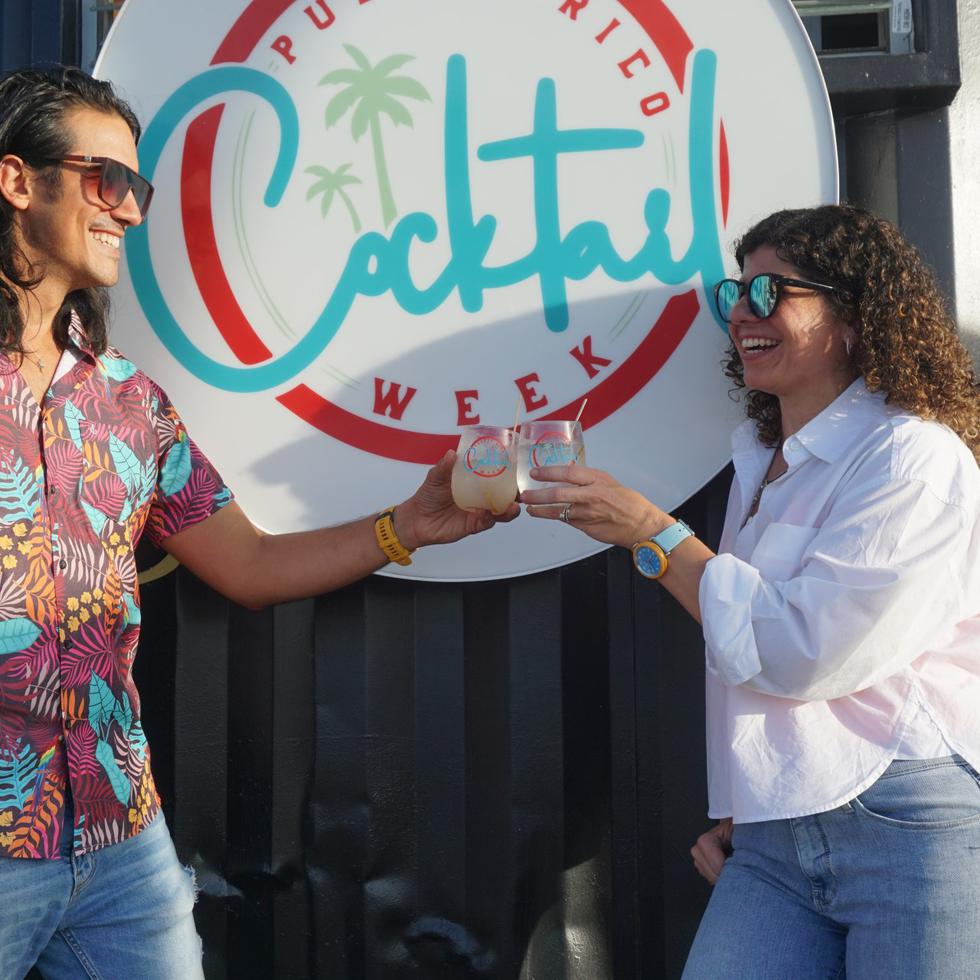 El mixólogo Roberto Berdecía y Deliana Olmo, cofundadora del Puerto Rico Cocktail Week.