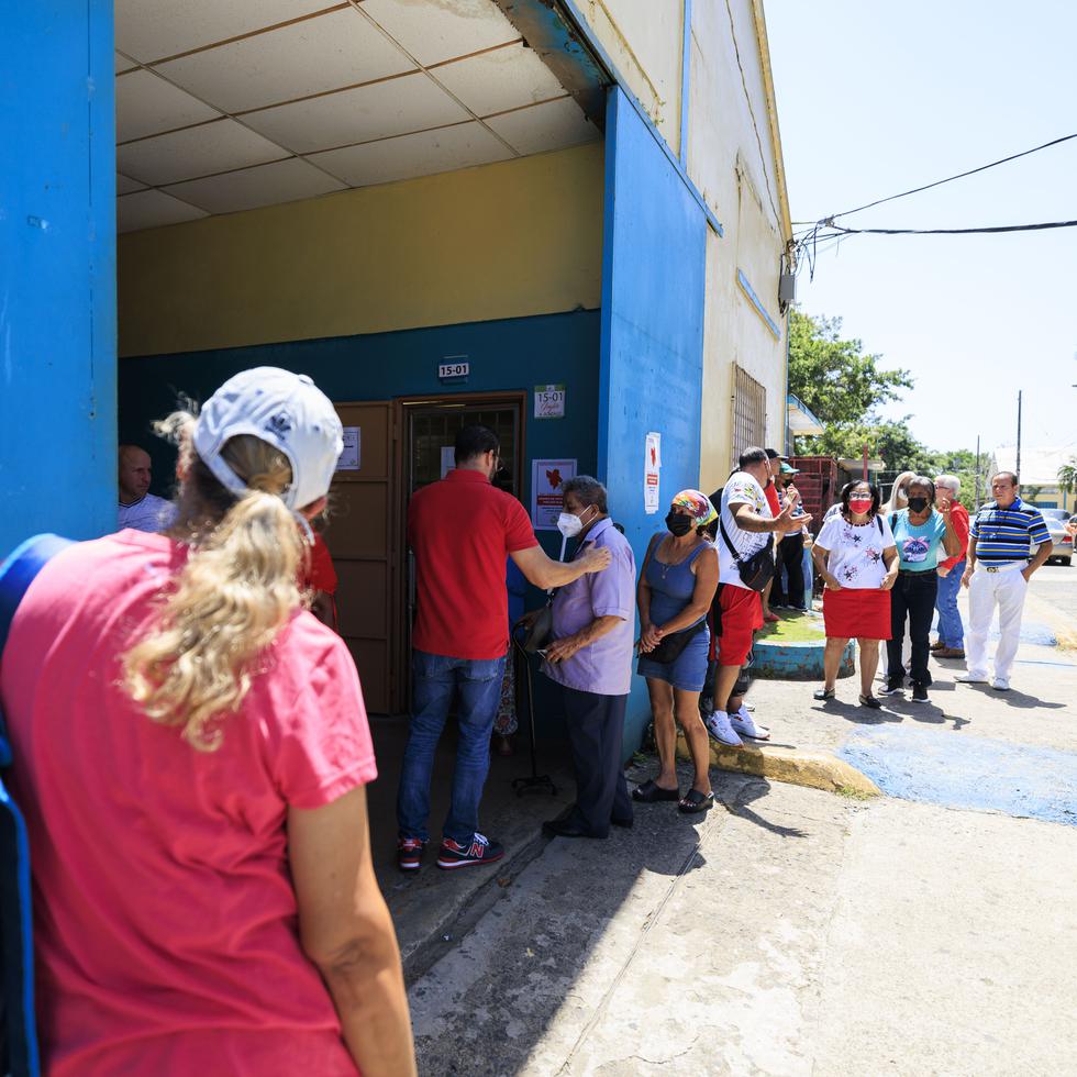 Imagen tomada durante la votación especial de los populares el domingo en la Escuela Miguel Such (Precinto 2) en Río Piedras.