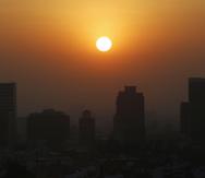 En esta foto del 20 de febrero del 2020, el sol se alza entre el smog de la Ciudad de México. Cinco años después de un histórico en París, los líderes mundiales se reúnen de nuevo para aumentar sus esfuerzos contra el calentamiento global. (AP Foto/Marco Ugarte)