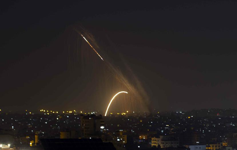 Esta fotografía muestra proyectiles que son lanzados desde la Franja de Gaza hacia Israel, el miércoles 13 de noviembre de 2019. (AP / Khalil Hamra)