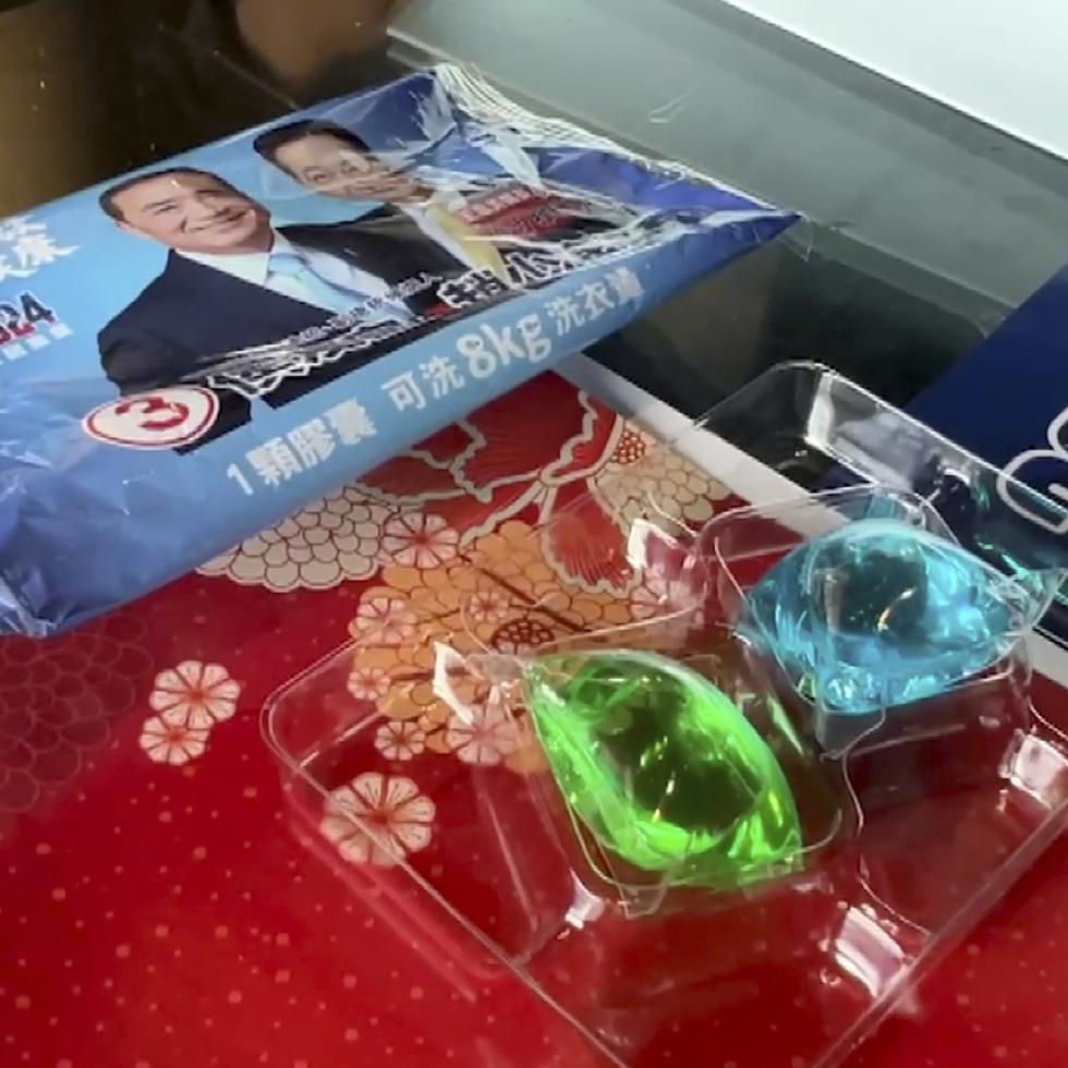 Las cápsulas tenían un envase parcialmente transparente con fotos del candidato del Partido Nacionalista, Hou Yu-ih, y su compañero de fórmula.