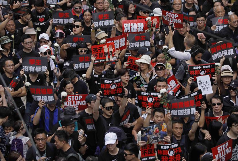 Manifestantes marchan en las calles contra una ley de extradiciones a Beijing, en Hong Kong, el domingo 16 de junio de 2019. (AP)