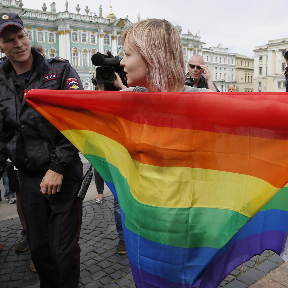 Un policía habla con una activista por los derechos gay durante una protesta en la plaza Dvortsovaya en San Petersburgo, Rusia, el 2 de agosto de 2015.