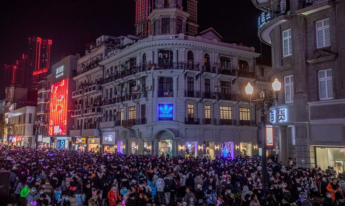 “Tenemos derecho a disfrutar”: kilometers in Wuhan festejan en las calles el Año Nuevo