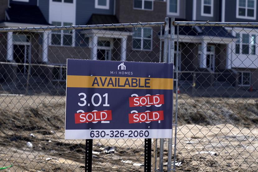 Un letrero de “vendido” está instalado en un lote el domingo 21 de marzo de 2021 en un nuevo desarrollo inmobiliario en Northbrook, Illinois.