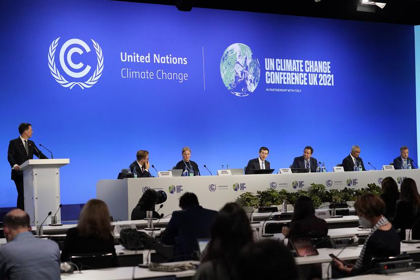 El secretario de Transporte de Estados Unidos, Pete Buttigieg, (cuarto a la derecha) habla en la Cumbre del Clima de la ONU COP26, en Glasgow, Escocia.