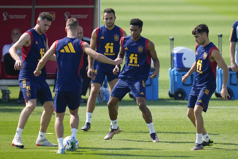 Los jugadores de España se ejercitan durante una sesión de entrenamiento en la Universidad de Qatar, en Doha, el lunes.