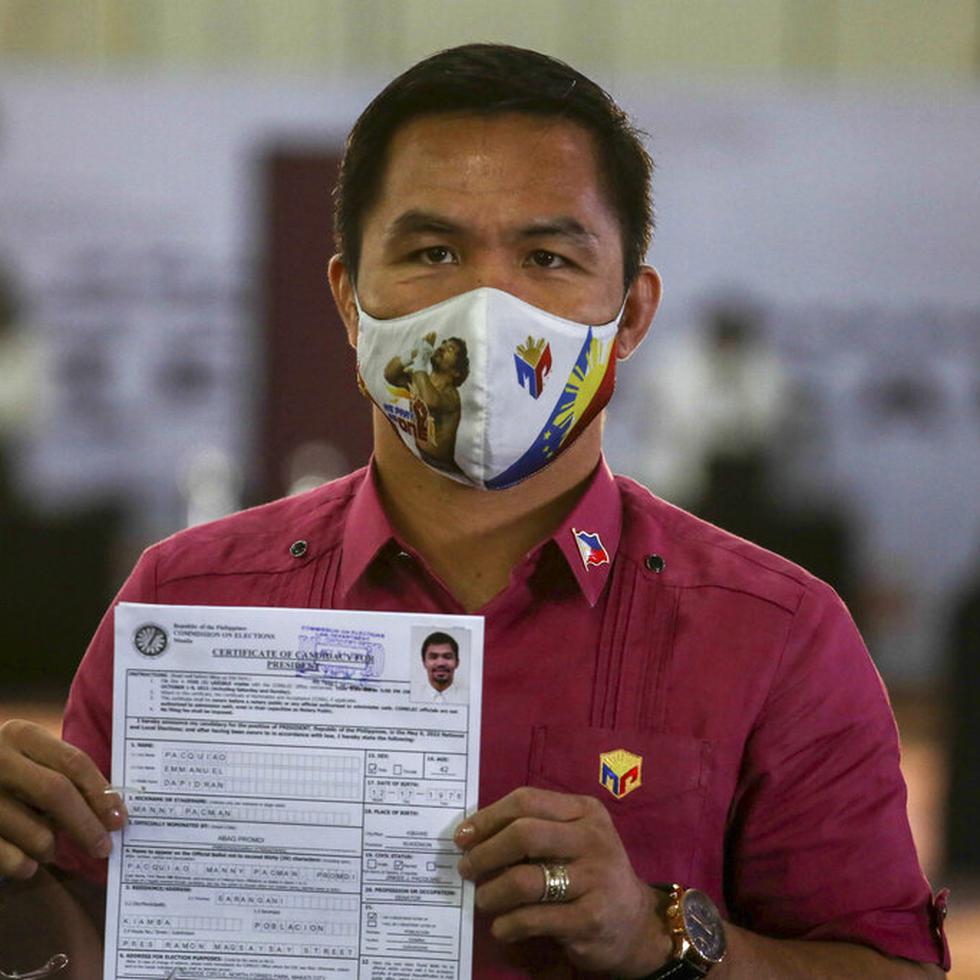 El boxeador retirado y senador Manny Pacquiao muestra el certificado de su candidatura para las elecciones presidenciales de 2022.