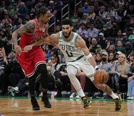 Jayson Tatum, de los Celtics de Boston, ataca por tierra hacia el canasto ante la defensa de los Bulls de Chicago.