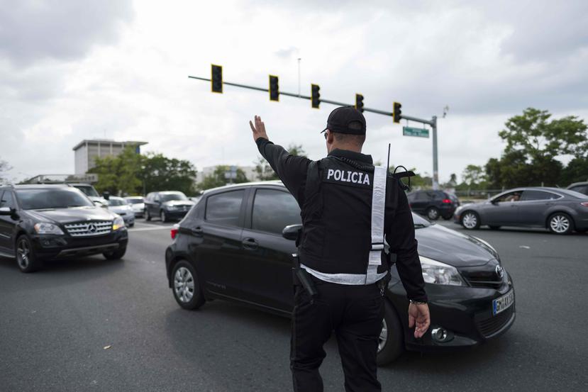 En la foto, policía municipal dirige el tránsito en San Juan. (GFR Media)