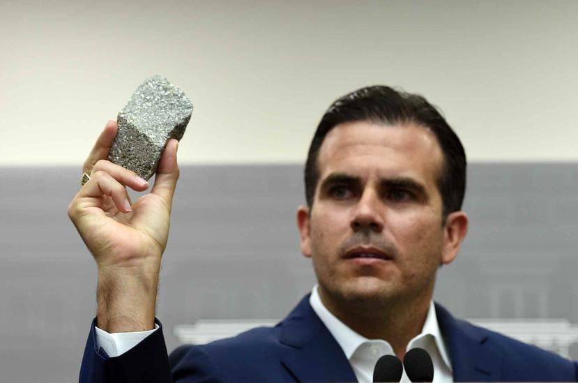El gobernador Ricardo Rosselló mostró las piedras que supuestamente fueron utilizadas por los manifestantes para agredir a los policías.