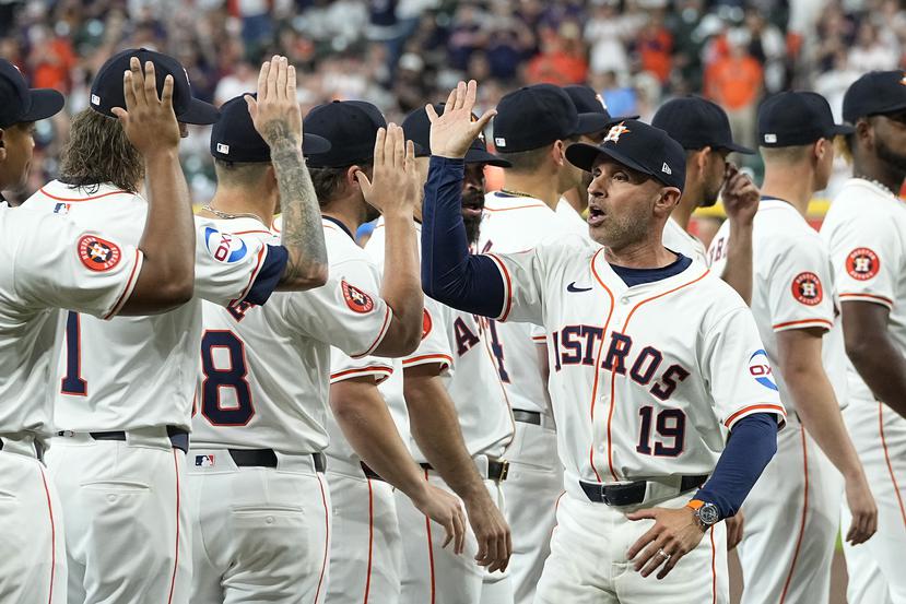 El dirigente de los Astros, Josué Espada (19), saluda a sus jugadores previo a un partido reciente de Houston.