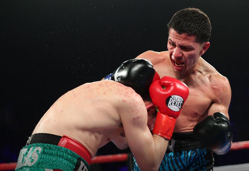 McWilliams Arroyo busca conectar contra su rival. (Foto/HBO Boxing)
