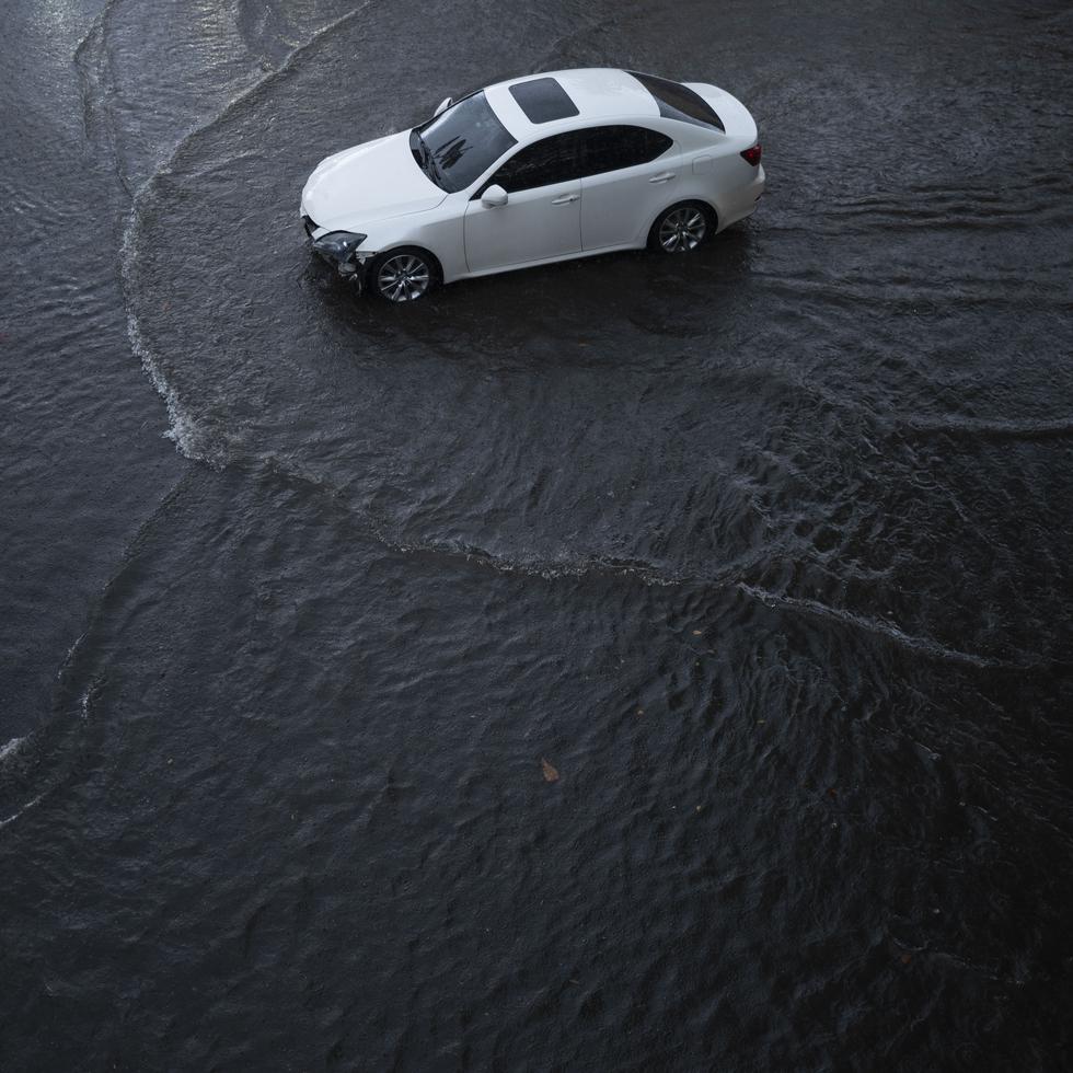 Se exhorta a la ciudadanía a evitar conducir en áreas inundadas y a retroceder el paso de encontrarse con una vía bajo agua.
