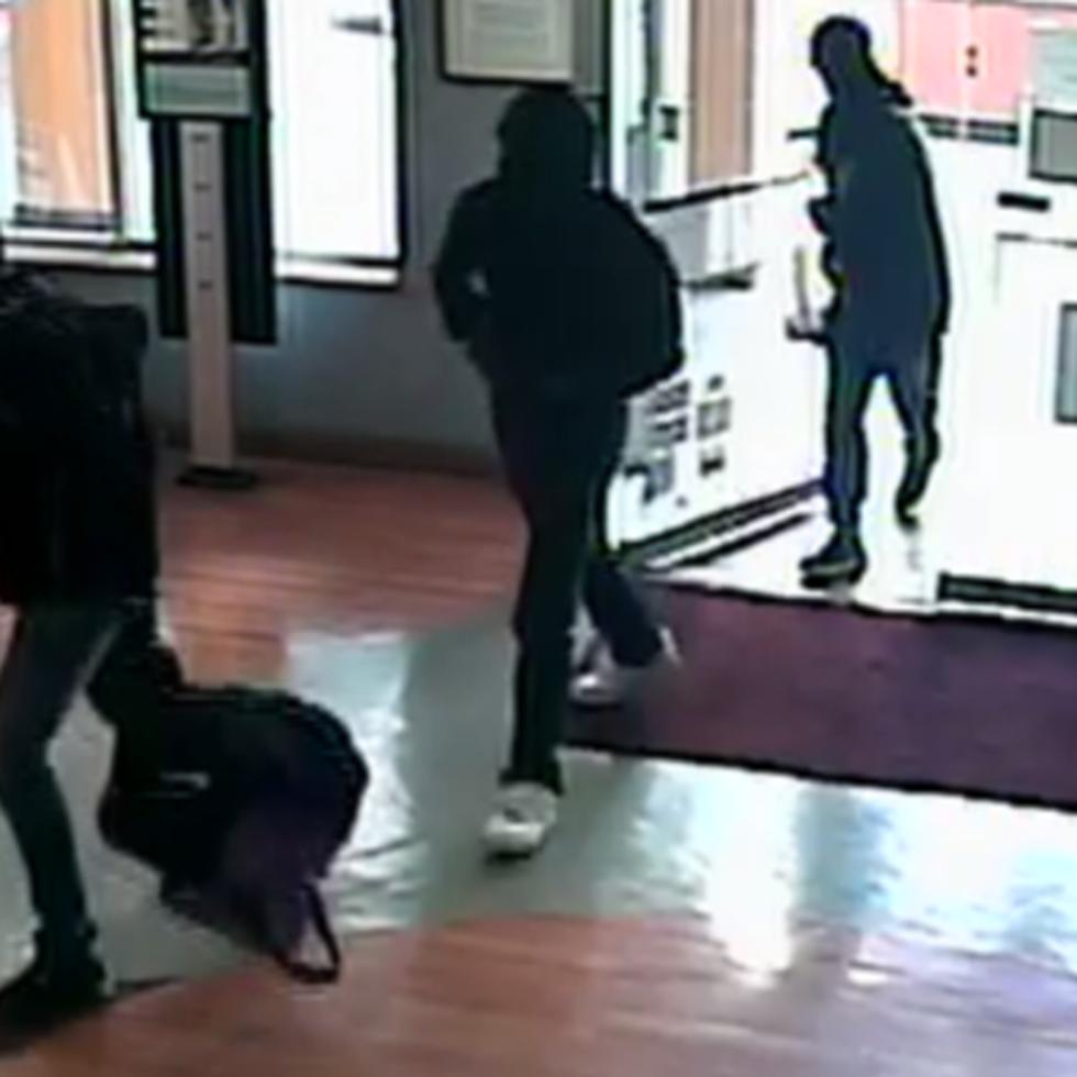Los tres asaltantes en el robo a una sucursal del Banco Popular el pasado 24 de febrero.