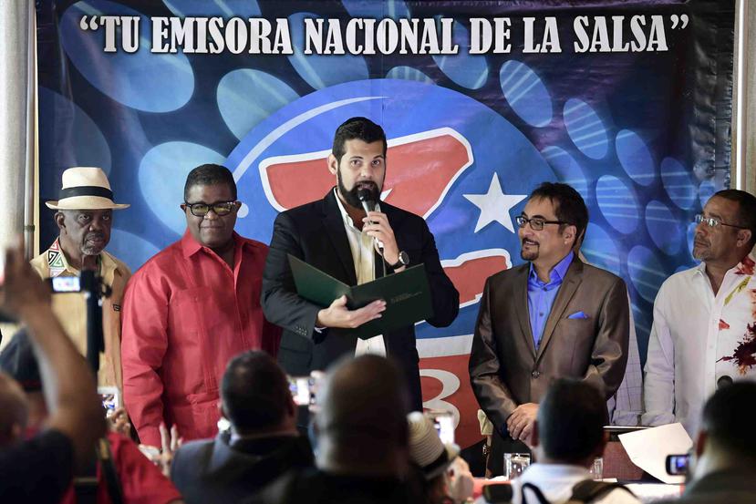 Al centro, el director del Instituto de Cultura Puertorriqueña, Carlos Ruiz, le entrega una proclama al locutor "el Búho Loco", a la derecha.