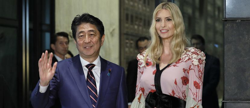 Luego de su discurso, la principal asesora de Donald Trump, Ivanka Trump, tuvo una cena privada con el primer ministro nipón, Shinzo Abe. (AP)