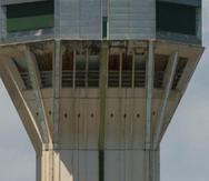 La torre del Aeropuerto Internacional Luis Muñoz Marín presenta un deterioro visible tras el impacto del huracán María.