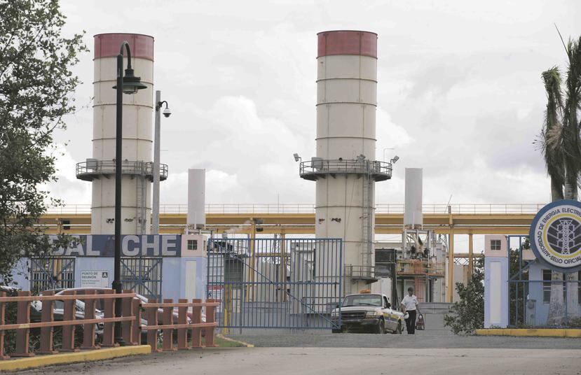 Hasta las 11:00 a.m. de ayer, el gobierno reportaba que un 40.99% de los clientes de la AEE ya tenían servicio energético. Arriba, la central Cambalache, de Arecibo.