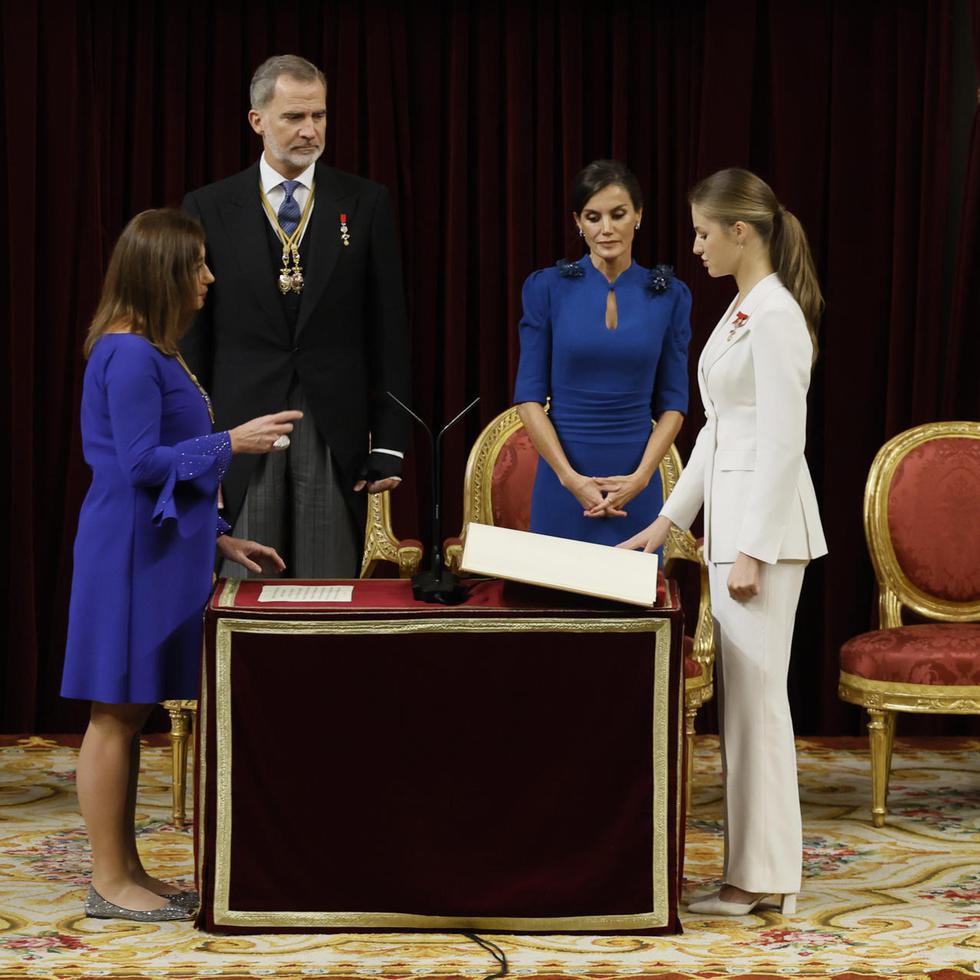 La princesa Leonor jura la Constitución española, en el día en que cumple 18 años, la mayoría de edad en España, lo que la legitima como futura reina.