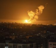 Fuego y humo salen del lugar de un ataque aéreo israelí, el viernes 7 de abril de 2023, en la parte central de la Franja de Gaza.