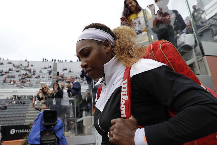 La estadounidense Serena Williams ingresa a la pista central para jugar contra la sueca Rebecca Peterson en el Abierto de Italia, el lunes 13 de mayo de 2019. (AP / Gregorio Borgia)