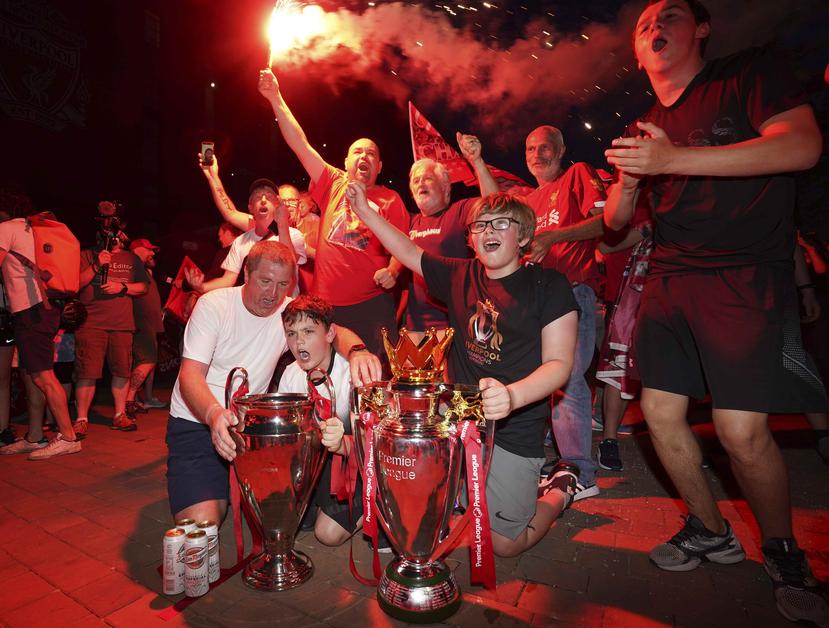 Fanáticos del Liverpool se lanzaron a la calle el jueves para celebrar el campeonato del equipo. (AP)