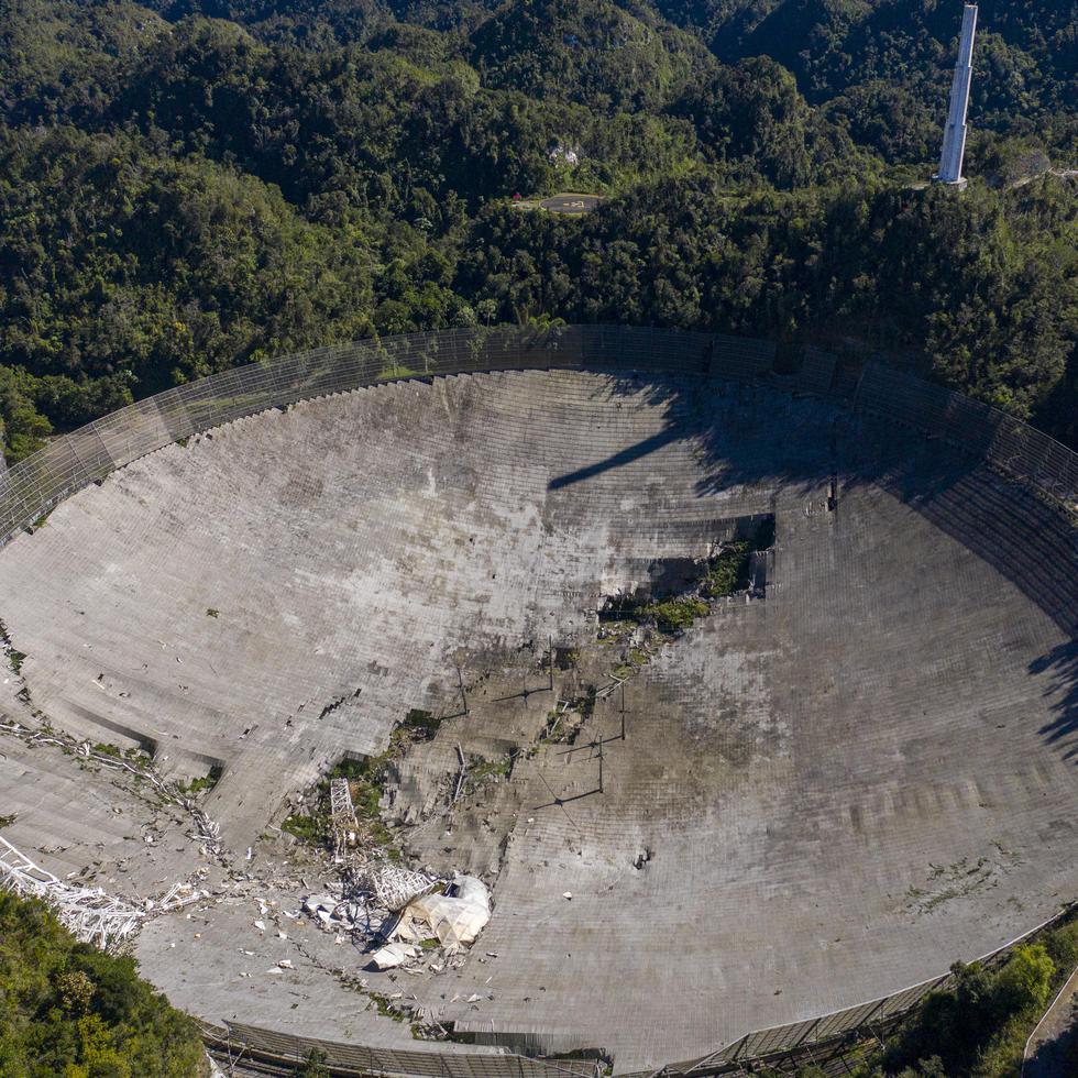 Imagen aérea de los daños sufridos en el radiotelescopio tras el colapso del domo gregoriano.