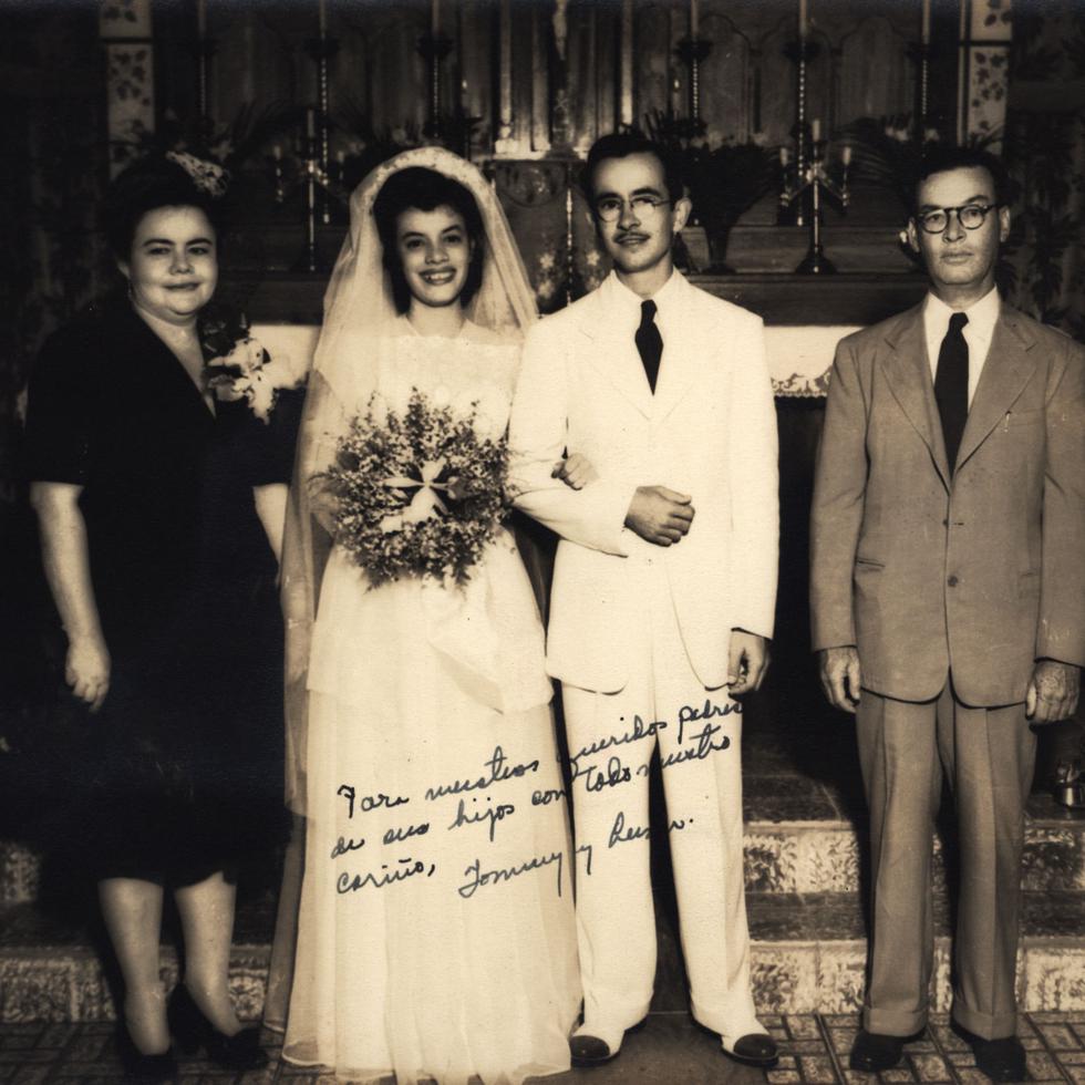 Monserrate Ramírez (doña Nena, mamá don Tommy), doña Luzie, don Tommy y Gerardo García de  la Noceda (papá de doña Luzie), en la boda celebrada en 1944.