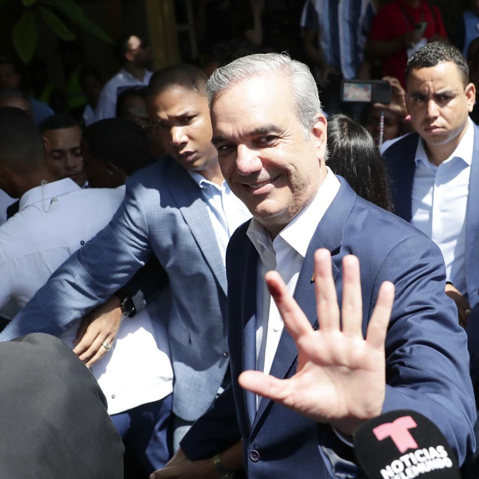 El presidente dominicano y candidato a la reelección, Luis Abinader, sale tras votar el domingo en un centro electoral en la Secundaria Babeque, en Santo Domingo.