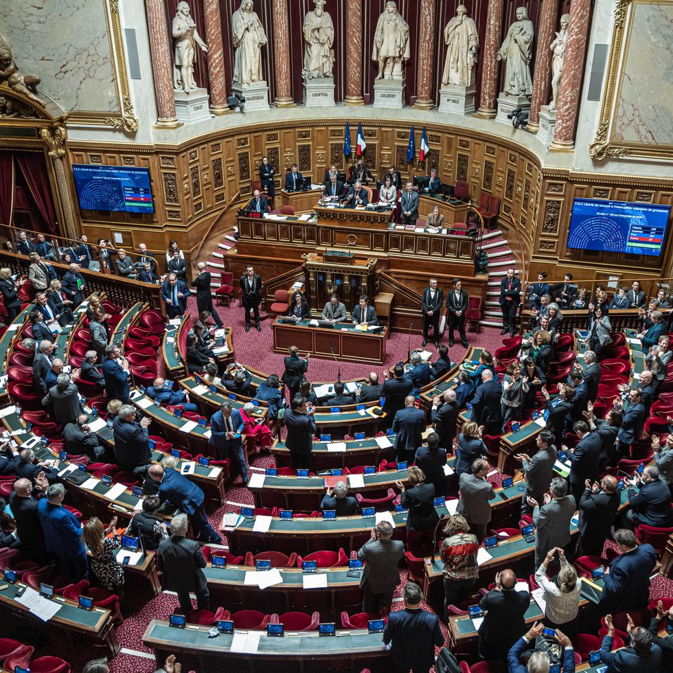 Los senadores franceses aplauden los resultados tras una votación sobre la ley constitucional sobre el aborto durante un debate en el Senado francés en París.