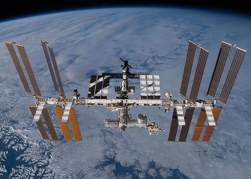 La Estacion Espacial es un laboratorio que orbita la Tierra a unos 400 kilómetros de altura desde la Tierra.
