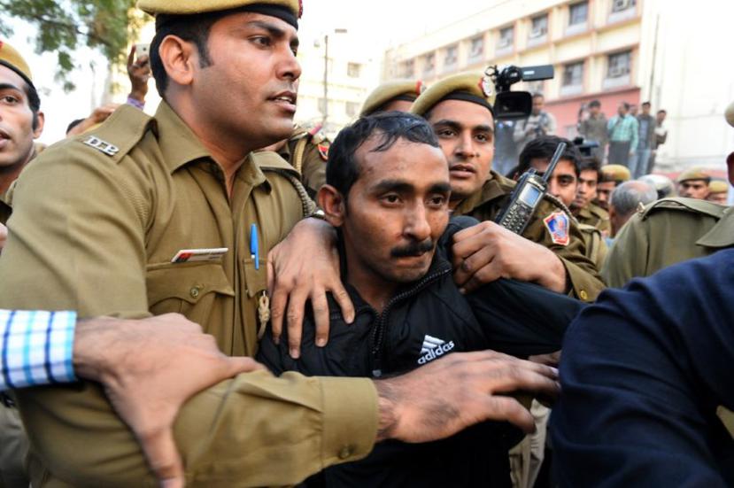Esta foto de diciembre de 2014 muestra a Yadav cuando era escoltado por la policía a su comparecencia a la corte. (AFP)