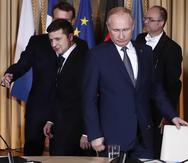 El presidente ucraniano Volodymyr Zelensky y su homólogo ruso Vladimir Putin, hoy en conflicto, durante una reunión en París, el 9 de diciembre de 2019.