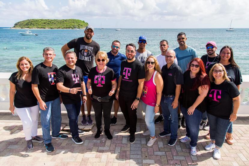 Según indicó Martel (centro en la foto), la activación de la red de T-Mobile en Vieques ha implicado mejoras de 140% en la señal inalámbrica, con velocidades de descarga 4.5 veces más rápidas. (Suministrada)