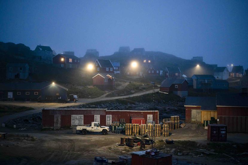 La niebla matutina envuelve casas en Kulusuk, Groenlandia. (AP)