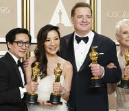 Ke Huy Quan, Michelle Yeoh, Brendan Fraser y Jamie Lee Curtis posan con sus estatuillas al final de la ceremonia de entrega de los premios Oscar 2023. (Photo by Jordan Strauss/Invision/AP)