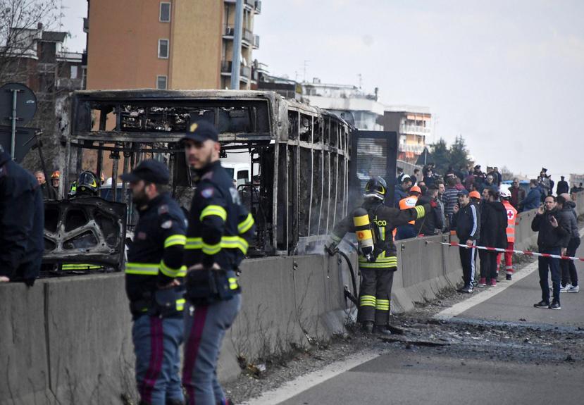 Un hombre de origen senegalés y con nacionalidad italiana prendió fuego un autobús escolar. (EFE)