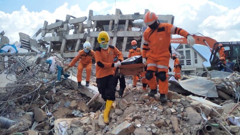 Miembros de la Agencia de Búsqueda y Rescate (Basarnas) trabajan entre los escombros para rescatar a las víctimas. (EFE)